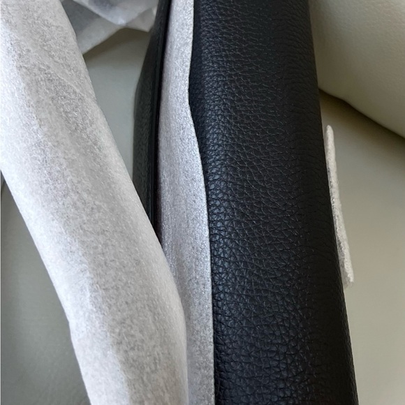 NET Coach Black Minimalist Shoulder Bag with Silver Hardware - Picture 6 of 11